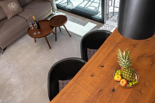 a wooden table with a bowl of fruit on it at Das luxuriöse alpine Apartment in der Residenz Silvretta - Inklusive Silvretta Card Premium in See