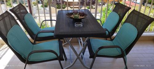 un tavolo con sedie e bevande su un patio di ΑLEXANDRAS HOUSE a Preveza