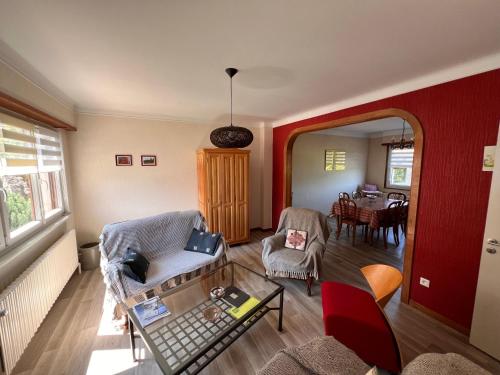 un salon avec un canapé et une table dans l'établissement La maison de Tania, à Neuve-Église