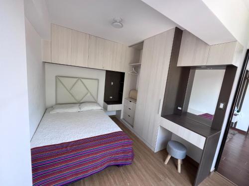 Ένα ή περισσότερα κρεβάτια σε δωμάτιο στο Cozy and new depto in Cusco