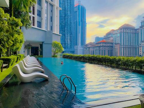 Bazén v ubytování KLCC The Mews Luxury suites Malaysia nebo v jeho okolí