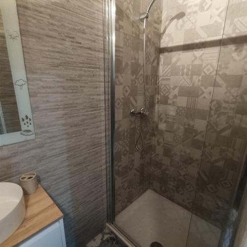 Un baño con ducha, inodoro y lavabo. en Estudio en Blanes, en Blanes
