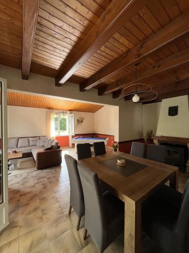 un salon avec une table et des chaises en bois dans l'établissement Maison Familiale 6 pers - Orouët, à Saint-Jean-de-Monts