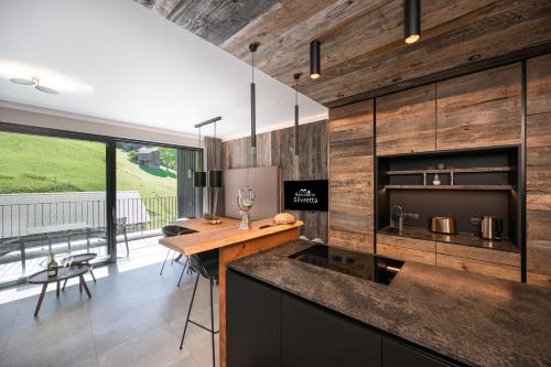A kitchen or kitchenette at Das luxuriöse alpine Apartment in der Residenz Silvretta - Inklusive Silvretta Card Premium