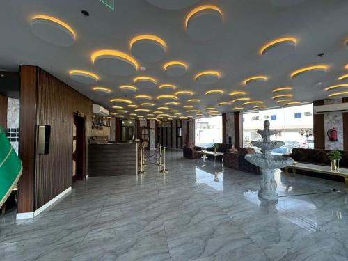 een lobby met een fontein in het midden van een gebouw bij الجوهرة بارك 1 in Riyad