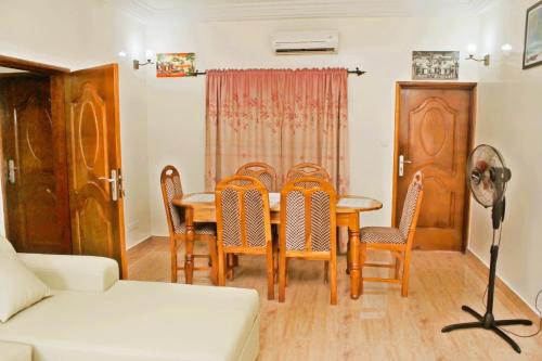 a living room with a dining room table and chairs at Résidence la Détente AKF-Adidogomé in Lomé