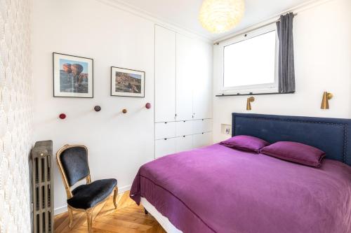 - une chambre avec un lit violet et une chaise dans l'établissement Luxury 1 BR apartment 700ft2 Montorgueil/LesHalles, à Paris