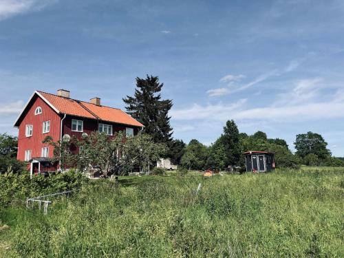 a red house in the middle of a field at Tinyhouse in Stora Skedvi