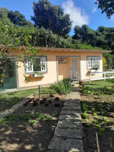 Taman di luar Sítio Reviver