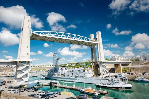 un pont sur une rivière avec des bateaux dans l'eau dans l'établissement Appartement rue du Bouguen, à Brest