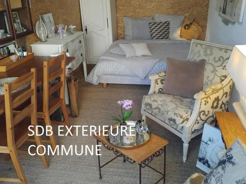 Postel nebo postele na pokoji v ubytování Le laboratoire shabby chic de la parfumerie du manoir