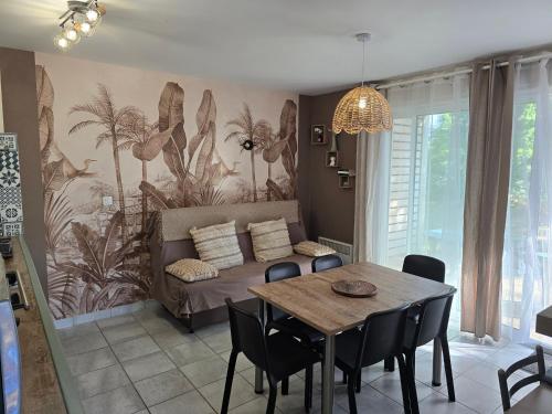 une salle à manger avec une table et un canapé dans l'établissement Richelieu et les mille châteaux, à Chaveignes