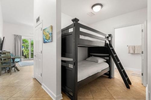 巴拿马城海滩Shores of Panama 108的一张黑色双层床,位于带门的房间