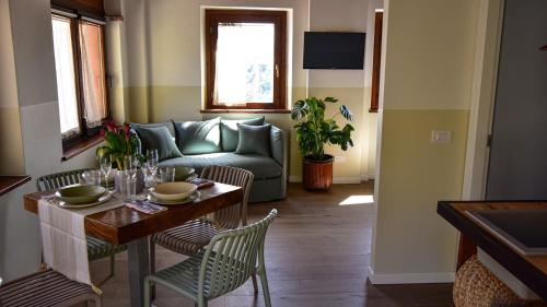 a living room with a table and a couch at Il Giardino di Berbech Città Alta in Bergamo