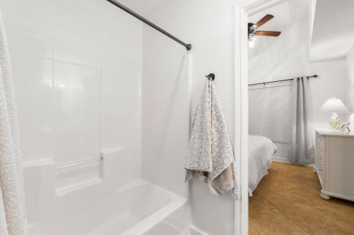 巴拿马城海滩Shores of Panama 108的白色的浴室设有淋浴和浴缸。