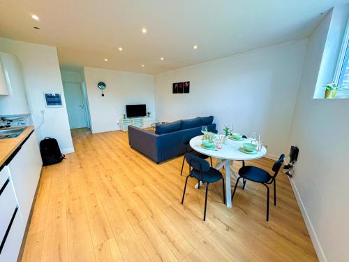Kuchyň nebo kuchyňský kout v ubytování Modern 1BR & 1LR Apartment, 10 min Walk to City Center