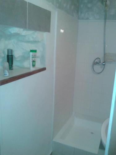 une salle de bain blanche avec une douche et un lavabo dans l'établissement PROMO! Studio, Plein Center, Vieux Port, 200 m des plages, à Cannes