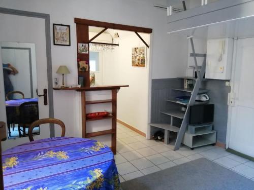 une chambre avec un lit, un bureau et une télévision dans l'établissement PROMO! Studio, Plein Center, Vieux Port, 200 m des plages, à Cannes