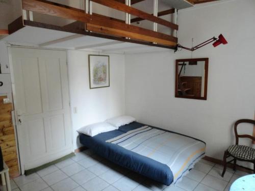 une chambre avec un lit dans le coin d'une pièce dans l'établissement PROMO! Studio, Plein Center, Vieux Port, 200 m des plages, à Cannes