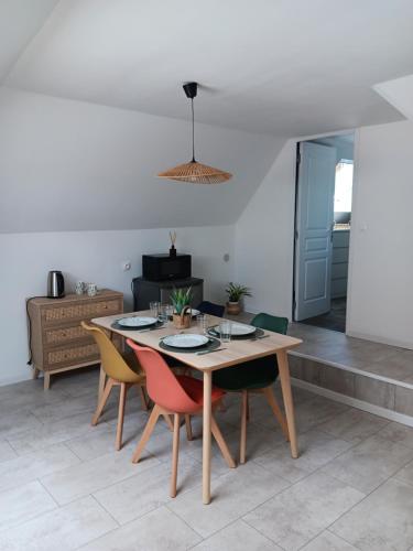 une salle à manger avec une table et des chaises dans l'établissement Chez Cathy et Sébastien, à Illies