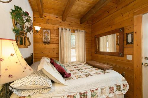Postel nebo postele na pokoji v ubytování Blueberry Hill Cabin-Private, secluded cabin with a fireplace and New Hot Tub 2025