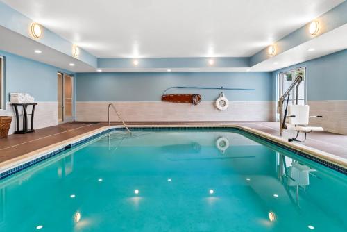 a pool in a hotel room with blue walls at Holiday Inn Express Lapeer by IHG in Lapeer