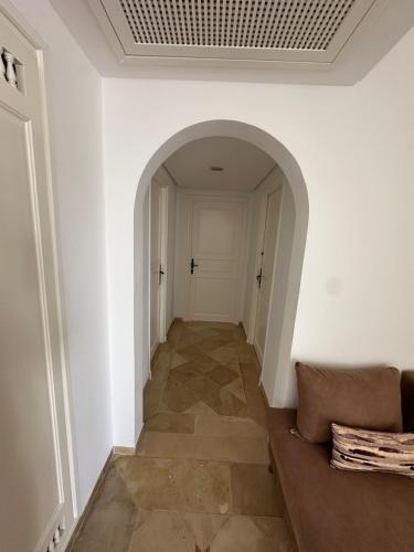 a hallway with an archway and a white door at 2-bedroom apartment in Yasmine Hammamet in Yasmine