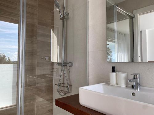 a bathroom with a sink and a shower at Casa da Marola in Zas