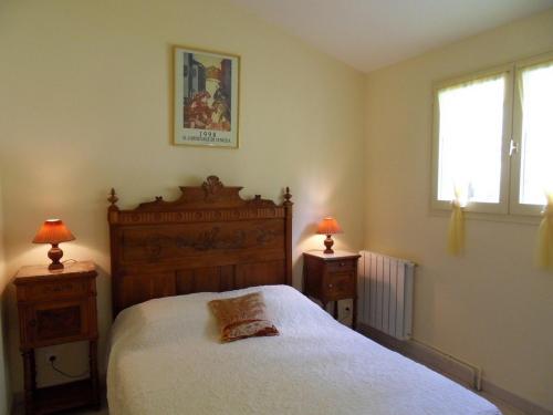 une chambre avec un lit et deux tables de nuit avec lampes dans l'établissement La Sauvagine, à Barjols