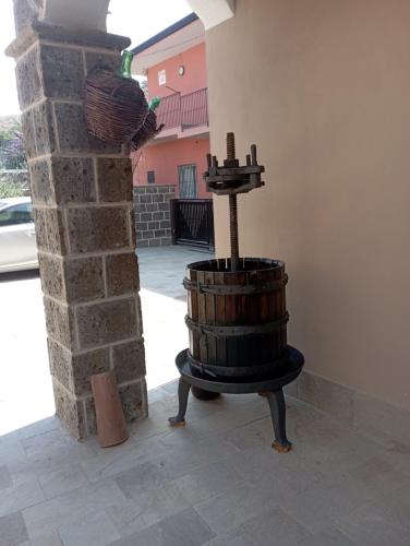 a barrel sitting on a table next to a wall at Il Ponticello in Gradillo