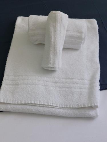 a stack of white towels sitting on a table at A 50 passi dal lago - Affitti Brevi Italia in Capodimonte