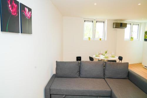 Posezení v ubytování Modern 1BR & 1LR Apartment, 10 min Walk to City Center