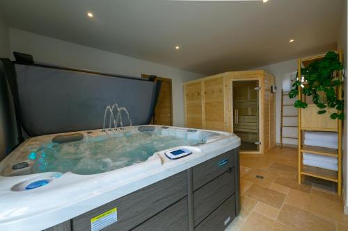 Cette chambre comprend une salle de bains pourvue d'une grande baignoire. dans l'établissement Domaine Saint Georges, à Saint-Sauveur-le-Vicomte