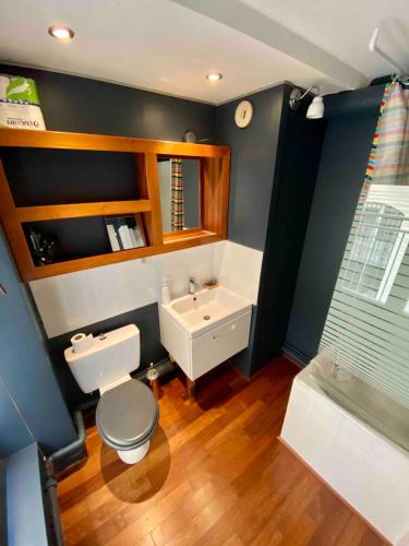 une salle de bain avec des toilettes blanches et un lavabo dans l'établissement Studio calme - pentes de la croix rousse, à Lyon