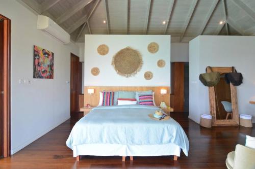 a bedroom with a large bed in a room at Destiny Le Rêve Bleu et la Mer in Bequia