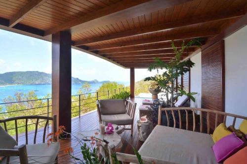 a balcony with a table and chairs and a view of the ocean at Destiny Le Rêve Bleu et la Mer in Bequia