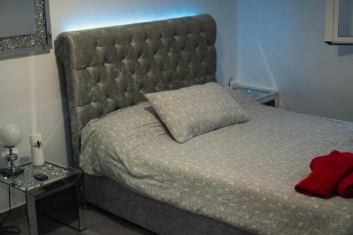 a bed with a large headboard in a bedroom at Casa la Serrana in Yecla