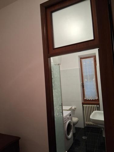 a small bathroom with a toilet and a window at Lemon Garden Home in Rome
