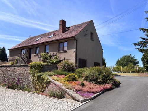 a house on the side of a road at Ferienwohnung Hans in Girbigsdorf