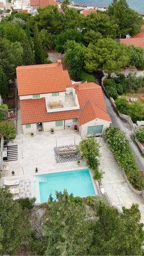 Charming Luxury Seafront Villa with heatable Pool