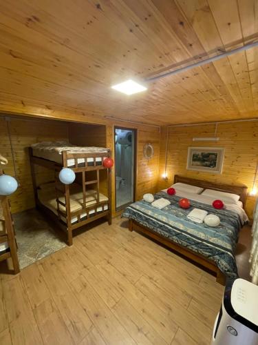 una camera da letto con un letto in una cabina di legno di Guri i Lekës Guesthouse a Shkodër