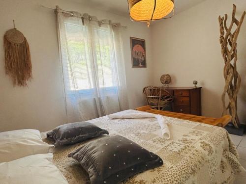 une chambre avec un lit avec deux oreillers dessus dans l'établissement Escapade à Carcassonne, à Carcassonne