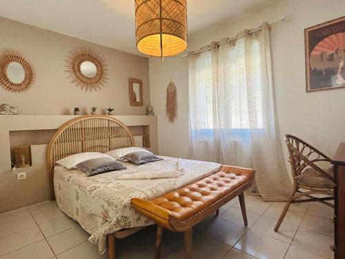 une chambre avec un lit et une chaise dedans dans l'établissement Escapade à Carcassonne, à Carcassonne