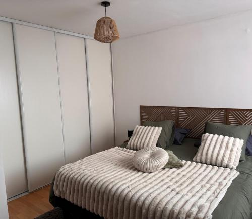 - une chambre avec un lit et une couette à rayures dans l'établissement L'Échappée Belle Amandinoise, à Saint-Amand-les-Eaux