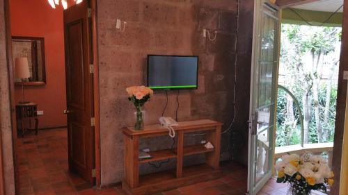 Μια τηλεόραση ή/και κέντρο ψυχαγωγίας στο Woodmere Grand Hotel & Serviced Apartments