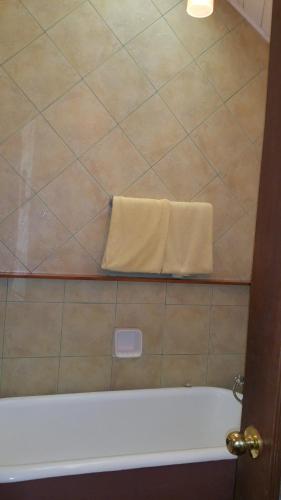 Ένα μπάνιο στο Woodmere Grand Hotel & Serviced Apartments