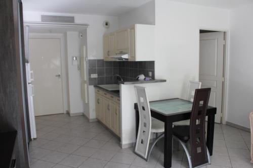 une cuisine avec une table et des chaises dans une pièce dans l'établissement Mes rêves, à Marseille