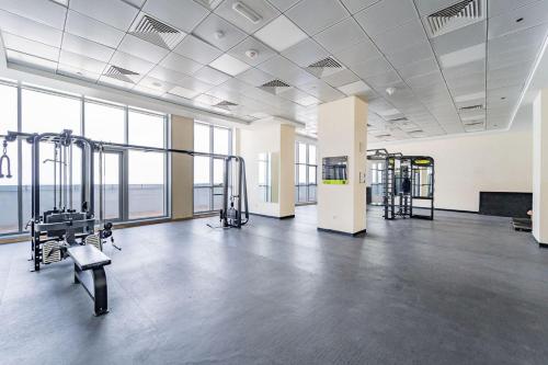 Het fitnesscentrum en/of fitnessfaciliteiten van Luxury Beachfront Apartment with Sea Views