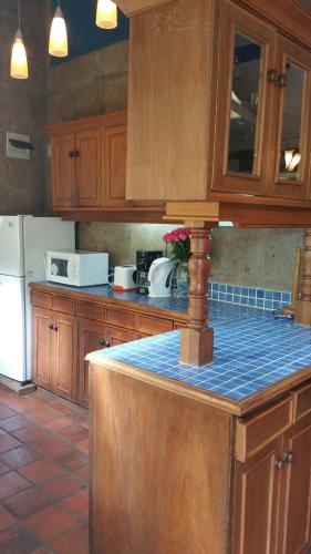 Η κουζίνα ή μικρή κουζίνα στο Woodmere Grand Hotel & Serviced Apartments