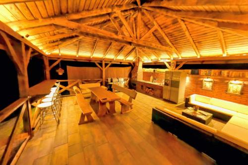 a large living room with a table and chairs at Drzemalik wypoczywaj z KLASĄ in Skarlin